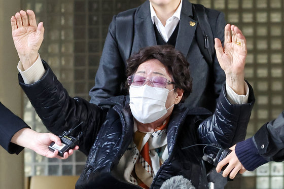 일본군 위안부 피해자 이용수 할머니가 23일 오후 서울 서초구 서울고등법원에서 열린 일본 정부를 상대로 제기한 2차 손해배상 청구 소송 항소심 선고 공판에서 1심 패소(각하) 취소 판결을 받은 뒤 두 손을 높이 들어올리며 기뻐하고 있다. 2023.11.23/뉴스1