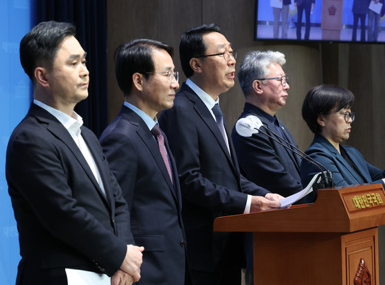 더불어민주당 김종민, 이원욱, 윤영찬, 조응천 의원이 16일 서울 여의도 국회 소통관에서 ‘원칙과 상식’ 출범 기자회견을 하고 있다./뉴스1