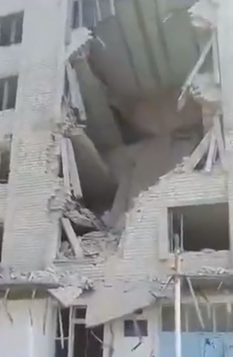 러시아군의 폭격을 받은 우크라이나 자포리자 지역의 아파트. @GueberB X(트위터) 캡처