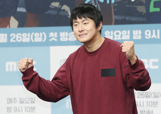 방송인 기안84가 23일 서울 마포구 상암 MBC 골든마우스홀에서 열린 예능 프로그램 MBC ‘태어난 김에 세계일주 시즌3’(연출 김지우, 이하 ‘태계일주3’) 제작발표회에서 포즈를 취하고 있다. 2023.11.23/뉴스1