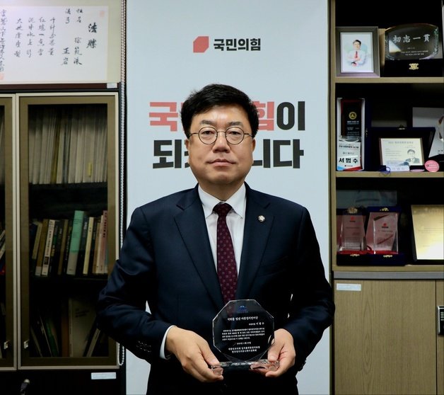 서범수 의원이 23일 한국정치커뮤니케이션학회가 선정하는 제10회 국회를 빛낸 바른 정치언어상을 수상한 뒤 상패를 들어보이고 있다. (서범수 의원실 제공)