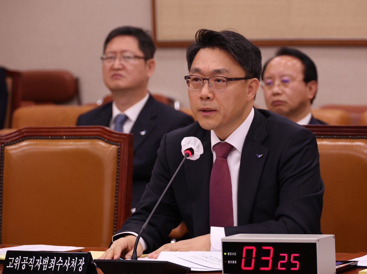 19일 서울 여의도 국회에서 법제사법위원회가 고위공직자범죄수사처를 상대로 국정감사를 실시했다. 김진욱 공수처장이 의원들의 질의에 답변하고 있다.