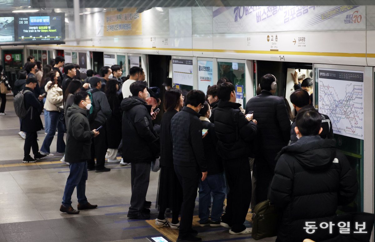 출근길 지하철을 타려고 줄 선 시민들. 한국의 직장들은 출퇴근 시각이 대부분 고정돼있고 비슷하기 때문에 아침과 저녁 대중교통이 매우 붐빌 수밖에 없다. 동아일보DB