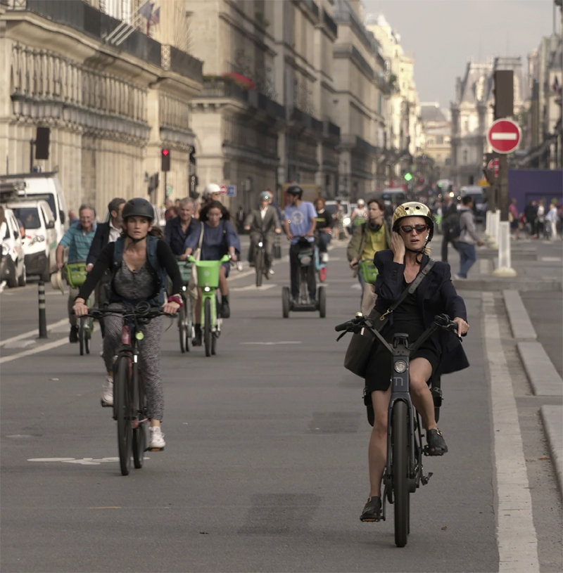 프랑스 파리 시내 리볼리 거리에서 많은 시민들이 자전거를 타고 이동하고 있다. 파리시는 주차 요금을 인상하고 경유 차량 통행을 통제하는 등 친환경 정책을 이어오고 있다. 파리=AP 뉴시스