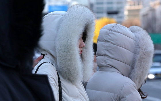 전국에 다시 한파가 찾아왔다. 24일 서울 광화문네거리에서 시민들이 잔뜩 움츠린 채 출근하고 있다. 2023.11.24 뉴스1