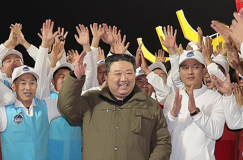 김정은 북한 국무위원장이 21일 오후 10시 42분께 평안북도 철산군 서해위성발사장에서 진행된 ‘천리마-1’형에 정찰위성 ‘만리경-1’호를 탑재한 신형위성운반로켓 발사를 현지에서 참관했다고 조선중앙TV가 22일 보도했다. 2023.11.22. 조선중앙TV 캡처/뉴시스