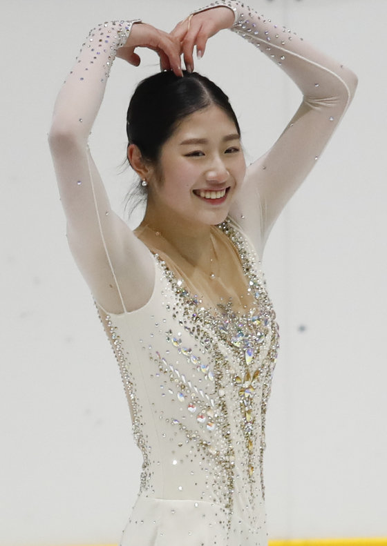Lee Hae-in (Sehwa Girls' High School) is greeting the audience after finishing the figure skating women's high school free skating competition at the 104th National Winter Games held at the Uijeongbu Indoor Ice Rink in Gyeonggi-do on the 19th.  2023.2.19 News 1