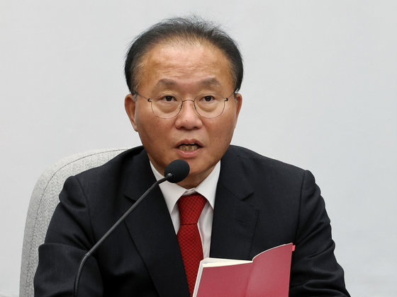 윤재옥 국민의힘 원내대표가 24일 오전 서울 여의도 국회에서 열린 원내대책회의에서 모두발언을 하고 있다. 2023.11.24/뉴스1