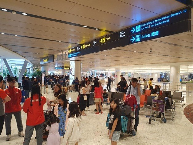 23일 오전 10시 싱가포르 주얼창이공항에서 이학재 인천국제공항공사 등 관계자들이 복합문화공간의 조성된 실내를 둘러보 있다. 사진은 주얼창이 공항 내부 레인 보텍스(Rain Vortex) 등.2023.11.23/뉴스1