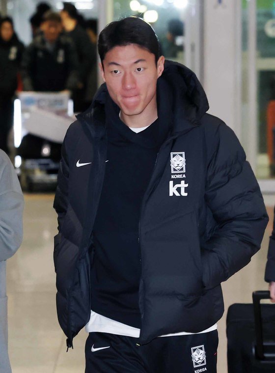 Hwang Ui-jo of the Korean national soccer team is leaving the country through Incheon International Airport to play against China in the second match of the 2026 FIFA North and Central America World Cup Asia Region 2nd Group C Group Stage on the morning of the 19th.  2023.11.19 News 1