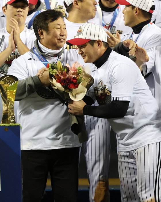 13일 오후 서울 송파구 잠실야구장에서 열린 프로야구 ‘2023 신한은행 SOL KBO 포스트시즌’ 한국시리즈 5차전 LG 트윈스와 kt 위즈의 경기에서 LG 트윈스가 6대2로 승리하며 우승을 차지했다. LG 주장 오지환이 시상식에서 한국시리즈 MVP에 선정된 뒤 차명석 단장의 축하를 받고 있다. 2023.11.13 뉴스1