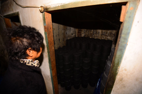 24일 광주 동구 학동에서 연탄을 기부받은 할머니가 창고에 쌓여진 연탄을 바라보고 있다. 2023.11.24/뉴스1 ⓒ News1
