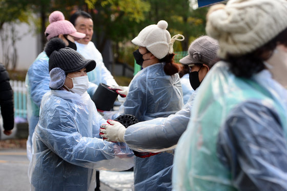 24일 광주 동구 학동에서 동구발전포럼 회원들이 연탄 봉사를 하고 있다. 2023.11.24/뉴스1 ⓒ News1