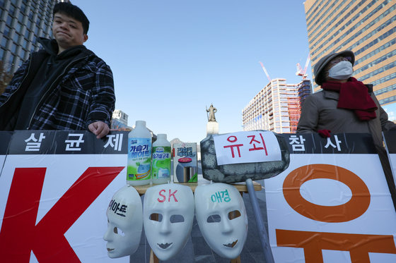 환경보건시민센터 등 시민단체 관계자들이 지난 20일 서울 광화문광장 이순신장군 동상 앞에서 가습기살균제 전국 자치단체별 피해실태 발표 및 가해기업 형사처벌 촉구 기자회견을 하고 있다. 2023.11.20/뉴스1