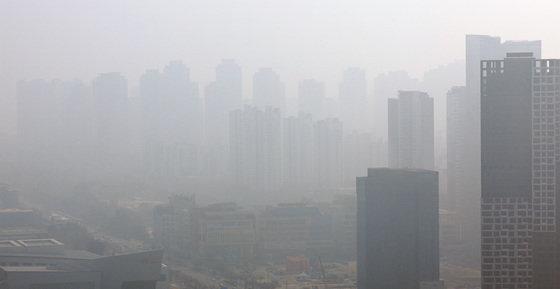 서울과 인천 등 수도권 중부지방에 미세먼지와 초미세먼지 수치가 ‘나쁨~매우나쁨’ 수준을 보인 지난 23일 인천 연수구 송도국제도시 일대가 안개와 미세먼지로 뿌옇다. 2023.11.23/뉴스1