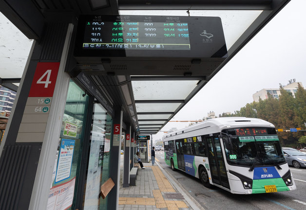 최근 2년동안 경기도내 버스에서 내릴 때 단말기를 태그하지 않아 추가 부과된 요금이 45억원에 달한 것으로 나타났다.(자료사진)/뉴스1