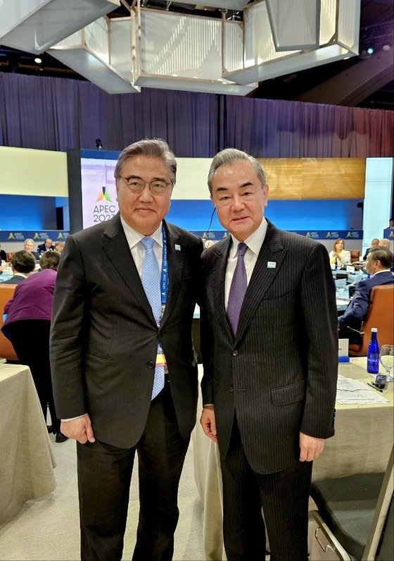 박진 외교부 장관(왼쪽)과 왕이 중국 외교부장. (외교부 제공) 2023.11.20/뉴스1