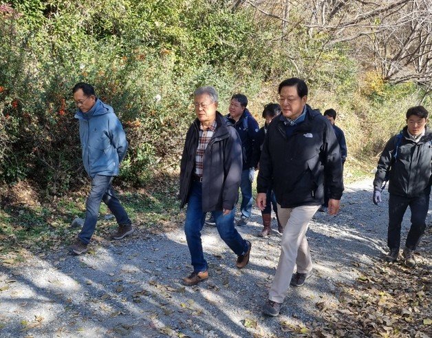 24일 경남 창원시 진해구 둘레길 ‘드림로드’을 찾은 문재인 전 대통령이 황기철 전 국가보훈처장과 함께 걷고 있다.(독자 제공)