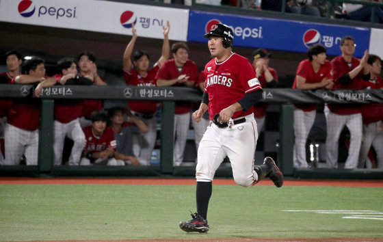 13일 오후 부산 동래구 사직야구장에서 열린 프로야구 ‘2022 신한은행 SOL KBO리그’ SSG 랜더스와 롯데 자이언츠의 경기, 8회초 2사 1,2루 SSG 이재원이 최지훈의 1타점 적시타 후 홈인하고 하고 있다. 2022.9.13/뉴스1