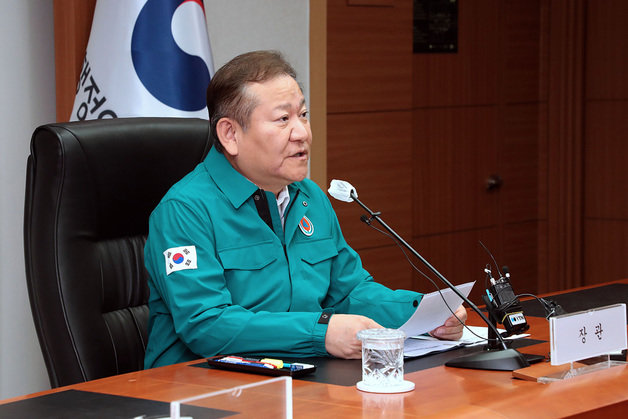 이상민 행정안전부 장관이 19일 오후 서울 종로구 세종대로 정부서울청사에서 열린 ‘지방행정전산서비스 장애 대책본부’ 회의서 모두발언을 하고 있다. (행정안전부 제공) 2023.11.19