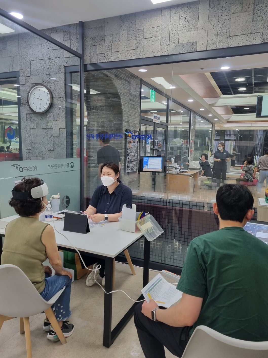 문화체육관광부 산하 국민체육진흥공단 한국스포츠정책과학원 연구원이 ‘국민체력100 체력 UP, 치매 DOWN’ 운동 프로그램 20주를 마친 뒤 참가자들의 인지능력을 테스트하고 있다. 국민체육진흥공단 제공.