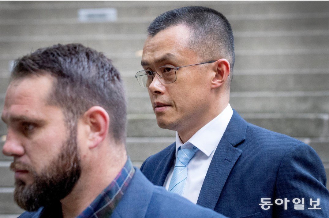 21일 미국 시애틀 법원에 출석한 자오창펑 바이낸스 창업자. 평소의 티셔츠나 후드티 차림이 아닌 파란색 양복과 하늘색 넥타이가 눈에 띈다. 그는 이날 자금세탁 관련 혐의에 대해 유죄를 인정하고 CEO직에서 물러났다. AP 뉴시스
