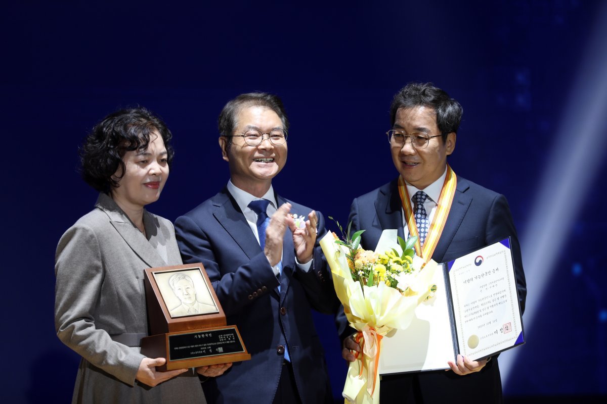 지난 10월 16일 200번째 ‘이달의 기능한국인’으로 선정된 이해양 ㈜서울엔지니어링 대표(오른쪽). 한국산업인력공단 제공