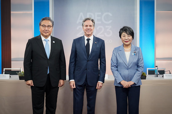 박진 외교부 장관(왼쪽부터)이 14일(현지시간) APEC 정상회의가 열릴 미국 샌프란시스코 모스코니 센터에서 토니 블링컨 미국 국무장관, 가미카와 요코 일본 외무상과 한미일 외교장관회의 전 기념촬영을 하고 있다. (외교부 제공) 2023.11.15/뉴스1