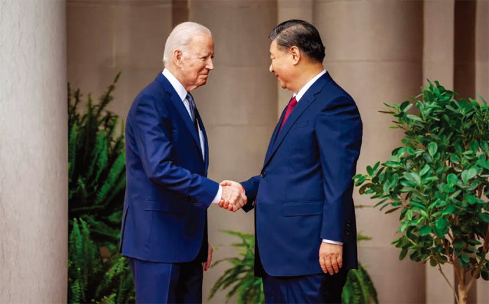 조 바이든 미국 대통령(왼쪽)과 시진핑 중국 국가주석이 11월 15일 미국 백악관 현관 앞에서 악수하고 있다. [백악관 제공]