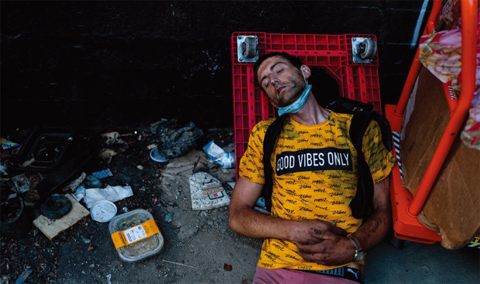 지난해 8월 18일 미국 로스앤젤레스 거리에서 한 노숙인이 펜타닐에 취해 잠들어 있다. [뉴시스]