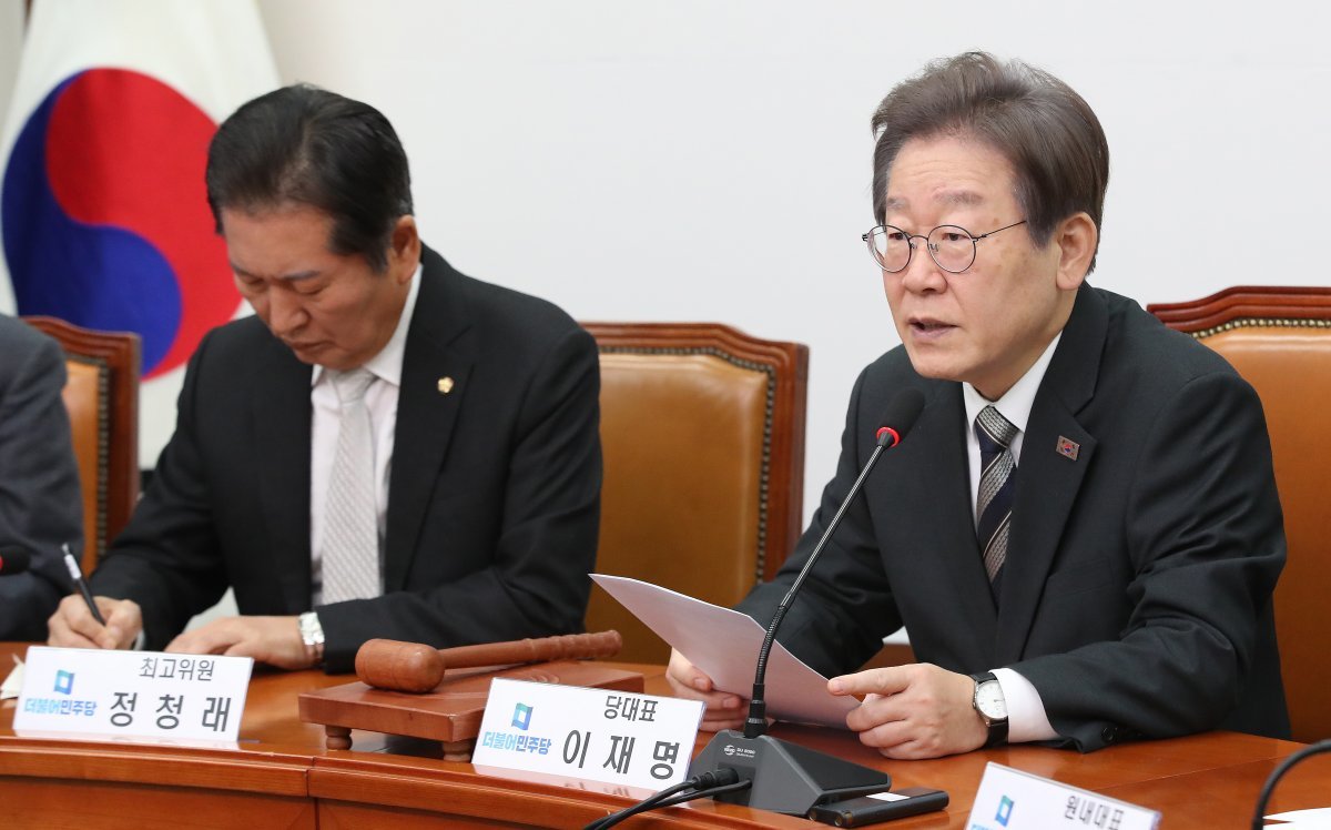 이재명 더불어민주당 대표가 서울 영등포구 국회에서 열린 최고위원회의에서 발언을 하고 있다. 뉴스1