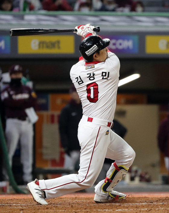 7일 오후 인천시 미추홀구 SSG 랜더스필드에서 열린 프로야구 ‘2022 신한은행 SOL KBO 포스트시즌’ 한국시리즈 5차전 키움 히어로즈와 SSG 랜더스의 경기, SSG 김강민이 9회말 무사 1,3루 상황에서 끝내기 홈런을 치고 있다. 2022.11.7/뉴스1