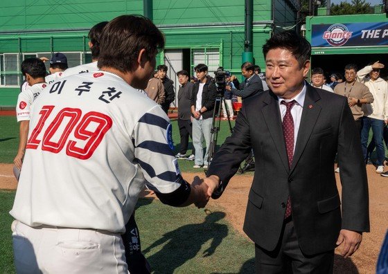 김태형 롯데 자이언츠 신임 감독이 25일 경남 김해 상동구장에서 선수단과 첫 상견례를 하고 있다. 2023.10.24/뉴스1