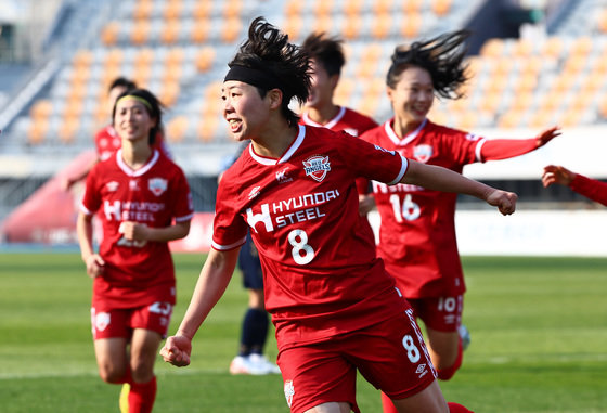 19일 오후 경기 수원종합운동장에서 열린 2023 여자실업축구 WK리그 챔피언결정전 1차전 수원FC 위민과 인천현대제철 레드엔젤스의 경기에서 인천 현대제철 장창이 설취골을 넣은 뒤 환호하고 있다. 2023.11.19/뉴스1