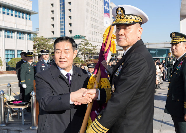 신원식 국방부 장관(왼쪽)과 김명수 신임 합참의장.(합참 제공)