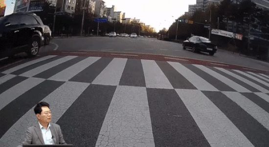 오토바이 운전자 A 씨와 부딪힌 무단횡단 보행자. 한문철TV 유튜브 캡처