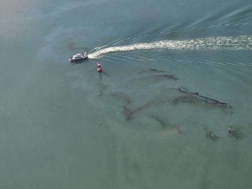 여수해경이 25일 여수 앞바다에서 긴급 기름 방제 작업을 벌이고 있다. 여수해양경찰서 제공