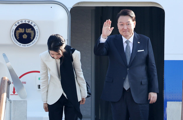 윤석열 대통령과 김건희 여사가 찰스 3세 영국 국왕의 국빈 초청으로 20일 경기 성남시 서울공항에서 영국 런던으로 출국하며 공군 1호기에 올라 인사하고 있다. 윤 대통령은 영국 국빈 방문 일정을 마치고 프랑스 파리로 이동해 2박 4일간 2030 세계박람회(엑스포) 부산 유치 막판 총력전을 펼친다. 2023.11.20/뉴스1