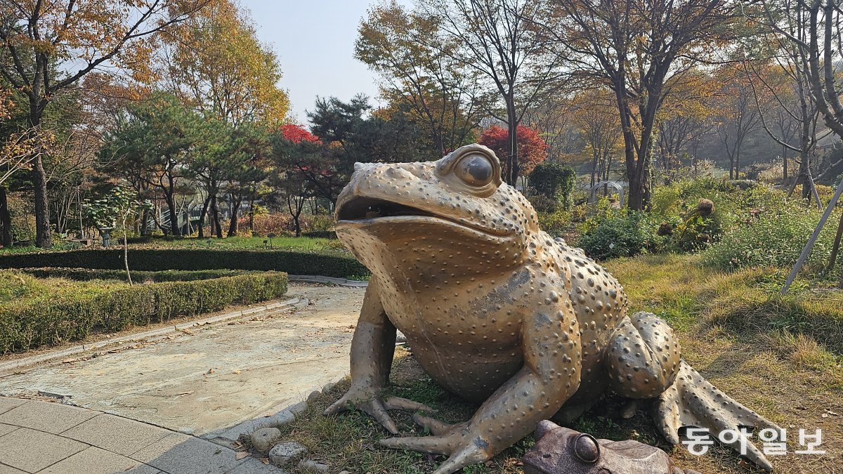 두꺼비를 지키기 위한 식물원의 염원을 담은 동상. 성남=김선미 기자