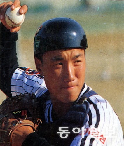 1990년 신인 시절의 김동수. 공격과 수비를 겸비해 그해 신인왕과 골든글러브를 모두 차지했다.  동아일보 DB