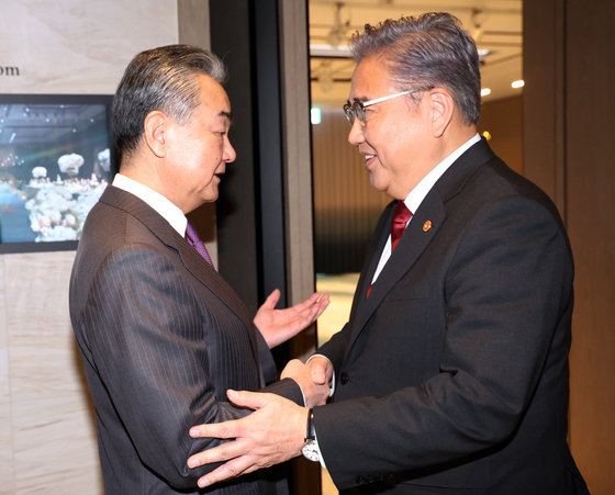 박진 외교부 장관(오른쪽)과 왕이 중국 외교부장. 2023.11.26/뉴스1