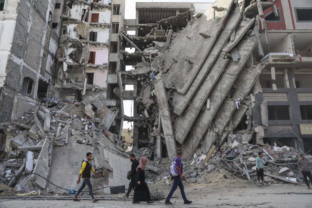 이스라엘과 하마스의 인도주의 휴전 첫날인 24일(현지시간) 가자지구 최대 도시 가자시티에서 팔레스타인 주민들이 파괴된 거리를 평화롭게 지나고 있다. 2023.11.25. 가자시티=AP/뉴시스