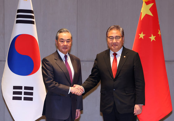 박진 외교부 장관(오른쪽)과 왕이 중국 외교부장. 2023.11.26 뉴스1