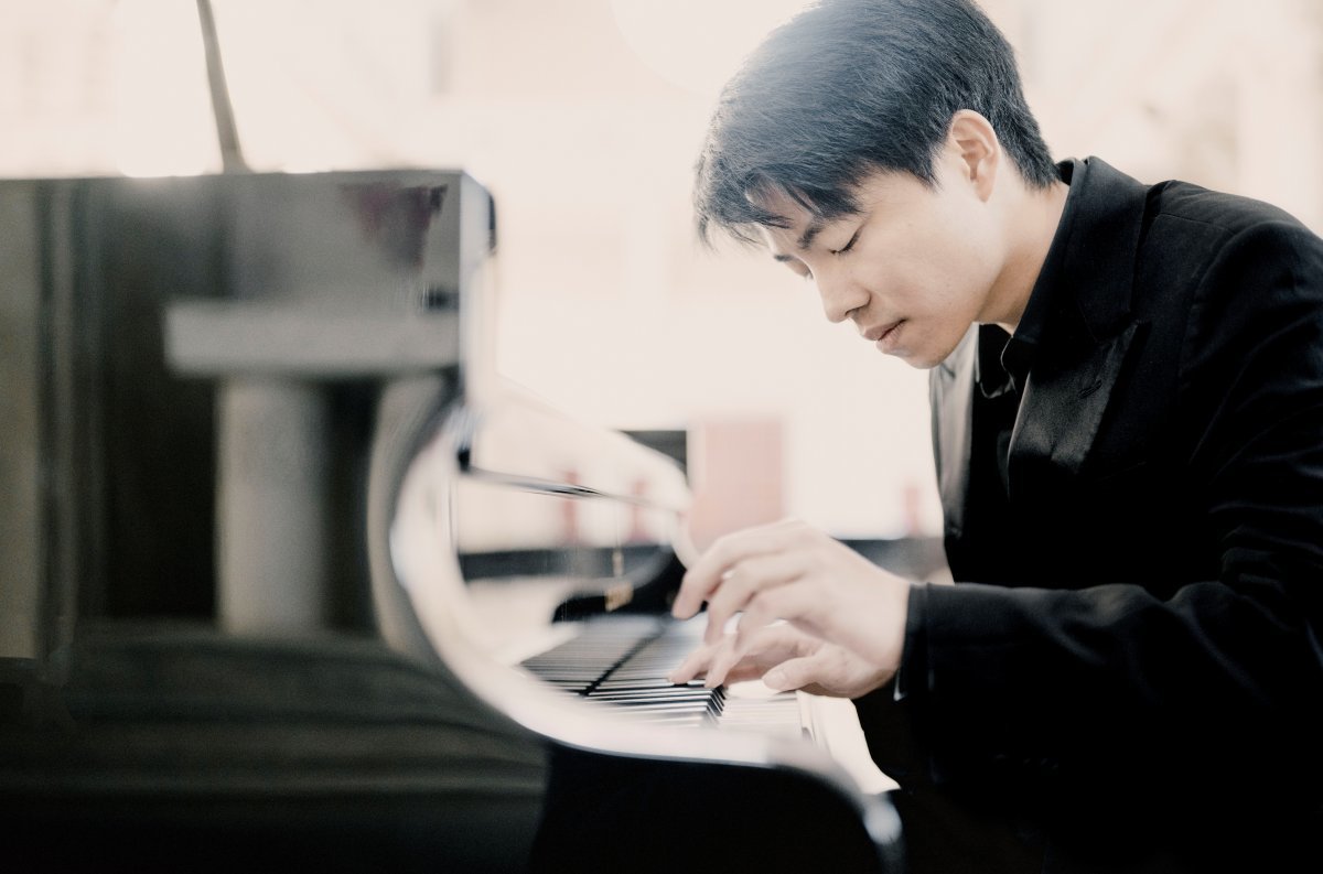 12월 6일 서울 마포구 마포아트센터에서 리사이틀을 여는 대만계 피아니스트 키트 암스트롱. 어린 시절부터 피아노와 작곡, 과학 분야에서 높은 성취를 보여온 그는 “다른 분야에 대한 호기심이 음악에 대한 사랑을 지속시켜준다”고 말했다.마포문화재단 제공