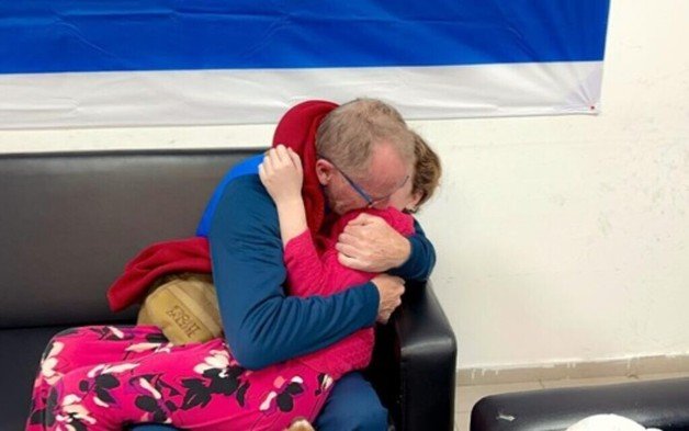 이슬람 무장정파 하마스에 납치됐다가 49일 만에 풀려난 아일랜드계 이스라엘인 에밀리 핸드(9)가 아빠 토마스와 재회하며 포옹하고 있다. 2023.11.26 출처-이스라엘방위군