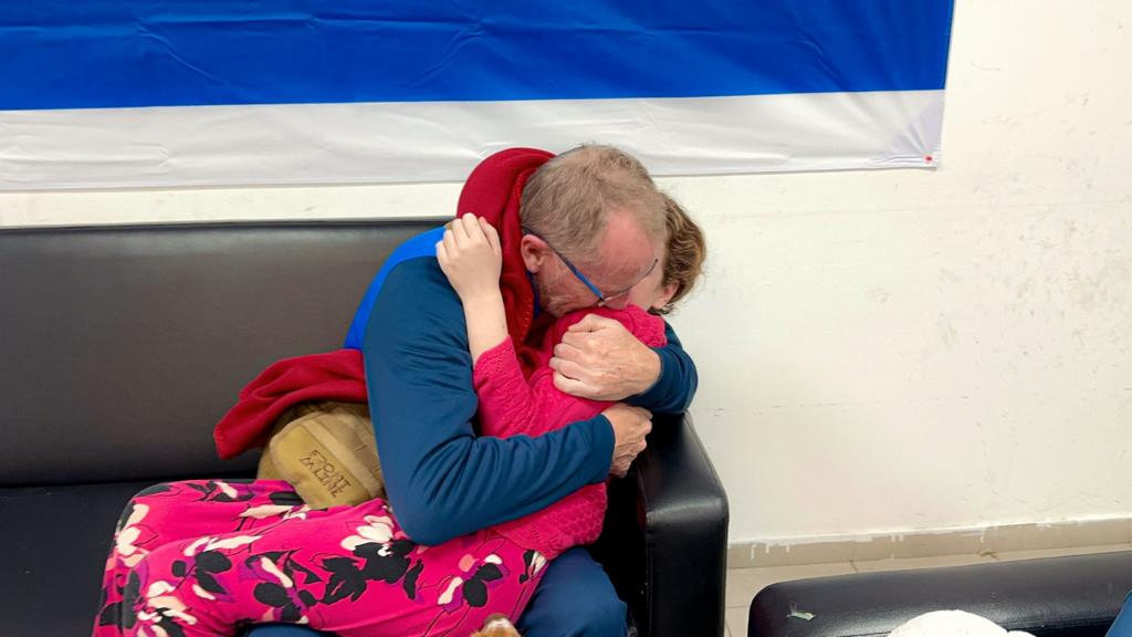이슬람 무장정파 하마스에 납치됐다가 49일 만에 풀려난 이스라엘 9세 소녀 에밀리 핸드(9)가 아버지 토머스 핸드와 재회하며 포옹하고 있다. 2023.11.26 출처=이스라엘방위군