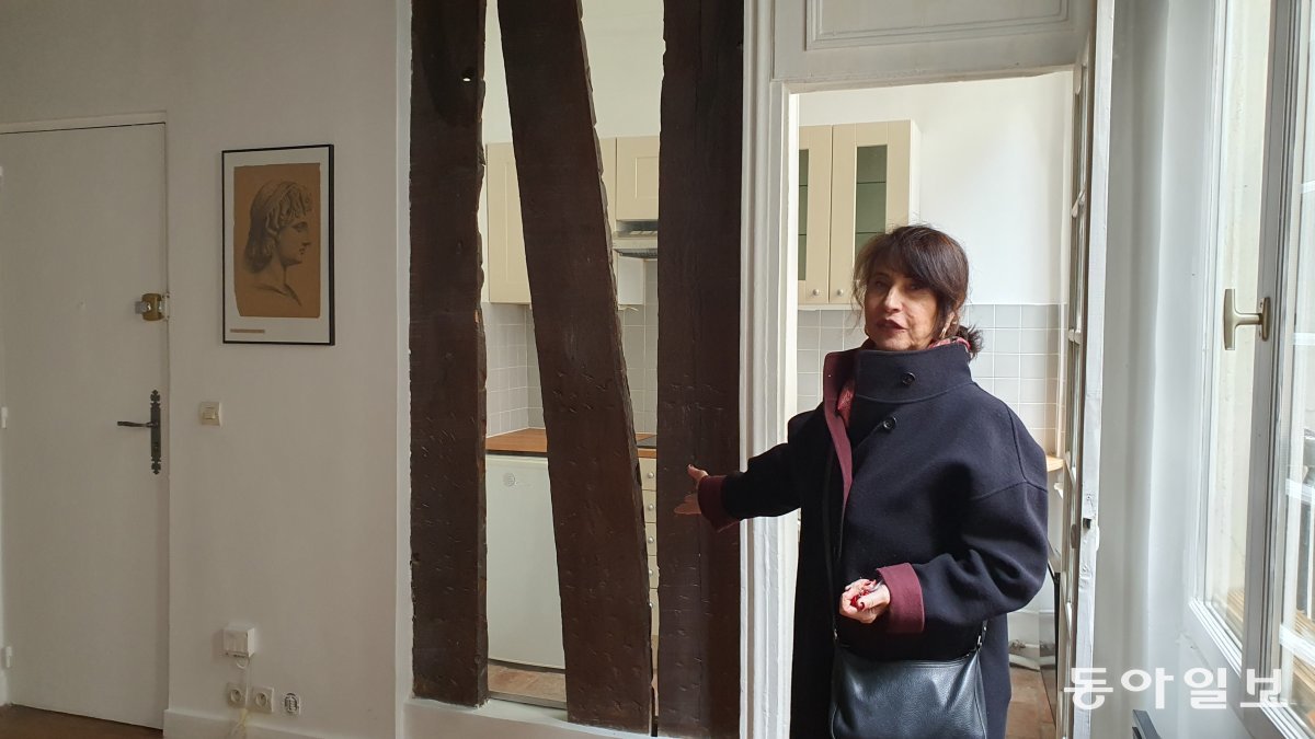 10일(현지 시간) 프랑스 파리 도심의 매물로 나온 한 아파트를 소개하는 크리스틴 파파도풀로스 씨. 파리=조은아 특파원 achim@donga.com