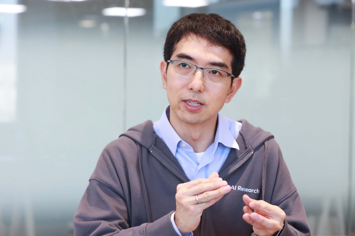 이홍락 LG AI연구원 CSAI(최고AI과학자·부사장)가 20일 서울 영등포구 여의도 LG트윈타워에서 가진 본보와의 인터뷰에서 ‘퓨처 캐스트’를 비롯한 차세대 AI 전략 방향을 설명하고 있다. LG 제공