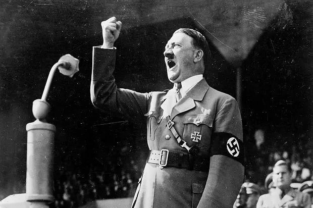 열정적인 연설로 대중을 선동하고 있는 아돌프 히틀러. 민족 정체성을 앞세운 우파 포퓰리즘은 파시즘으로 이어질 위험이 있다.   나무위키