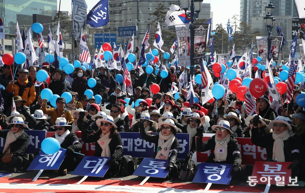 여야의 강성 지지층이 각각 시위를 벌이는 모습. 강성 지지층에 정당이 포획된 구조는 정치 양극화로 이어질 가능성을 높인다.   동아일보DB